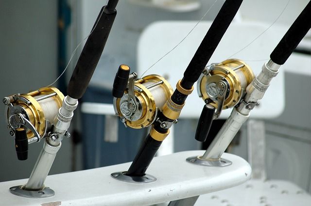 trois rouleaux avec cannes à pêche