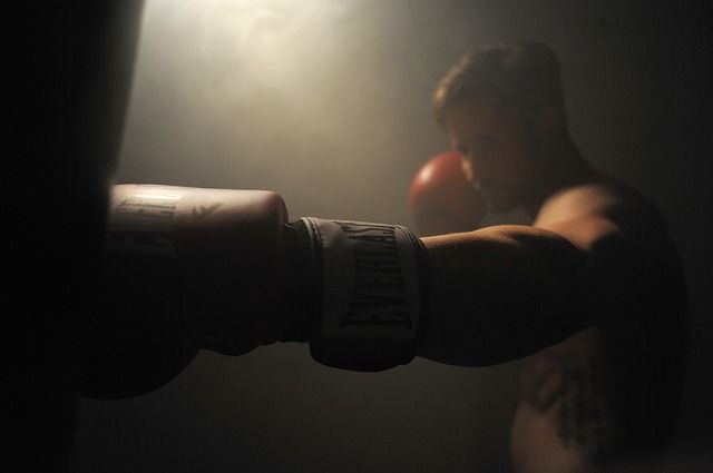 boxer-training-with-red-gloves