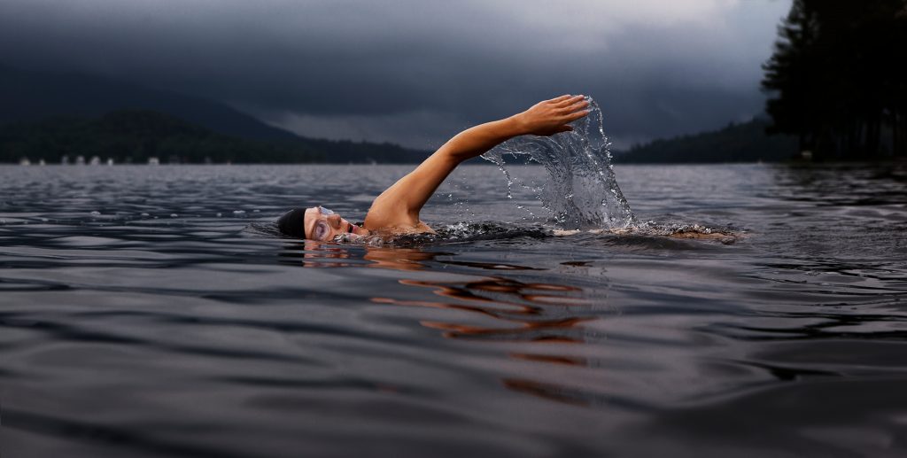 Les 4 meilleurs gants de natation pour la meilleure performance dans l’eau