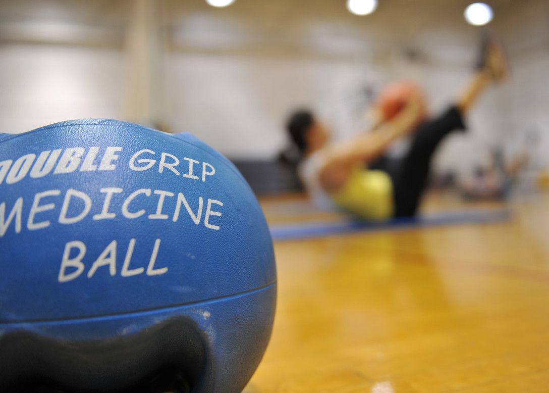 13 Exercices simples avec un ballon de médecine