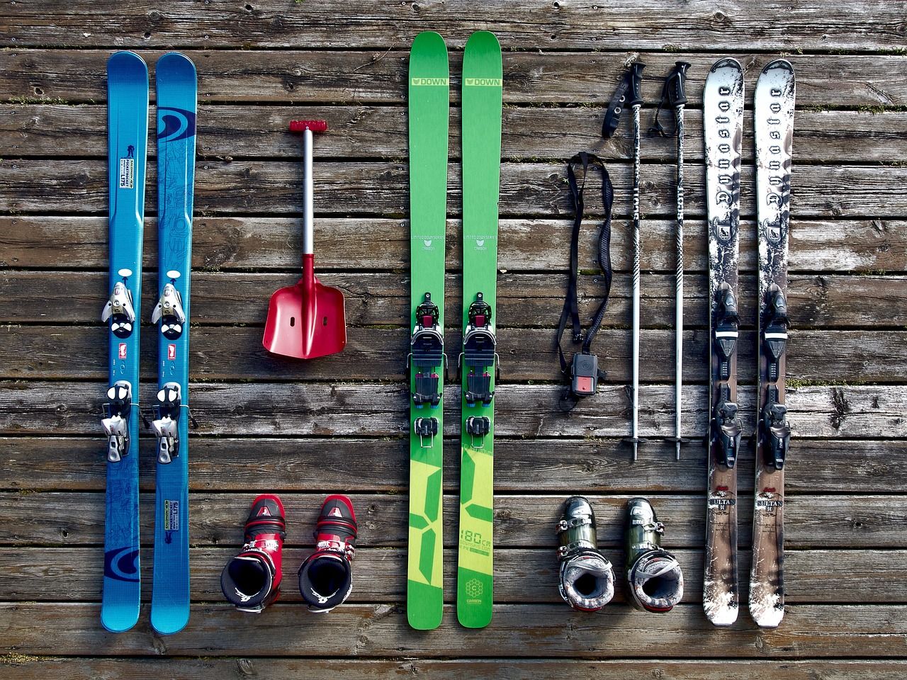 20 grandes marques de ski avec du matériel et des accessoires haut de gamme